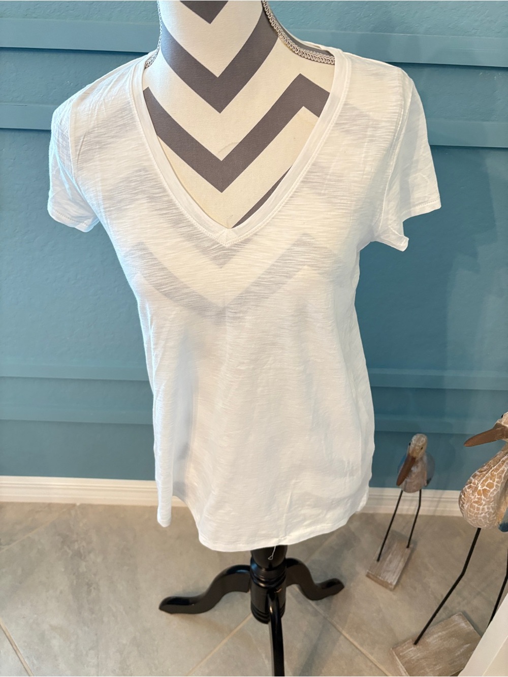 Lilly Pulitzer Shirt Womens XS White V Neck Short Sleeve Tee Top Ladies NWOT